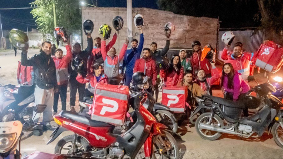 Motociclistas ajudando em enchente